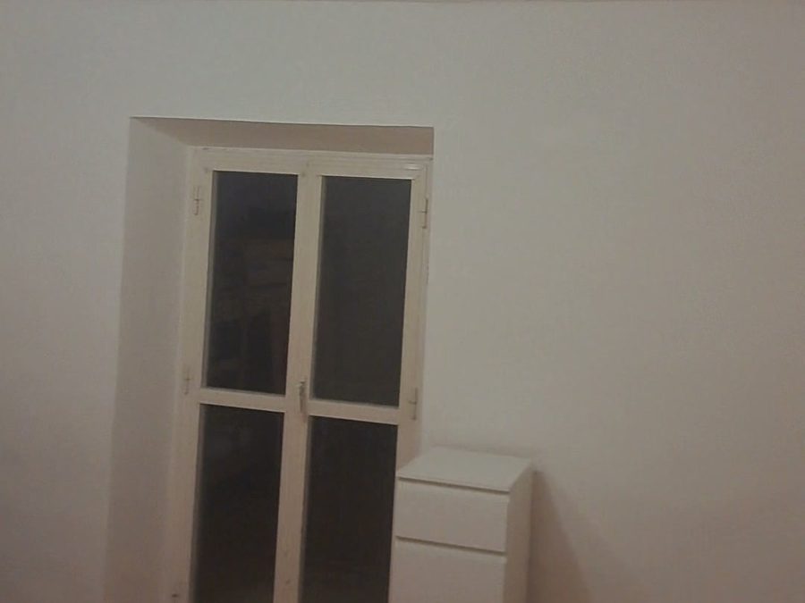 Stanza con pareti e soffitto imbiancati