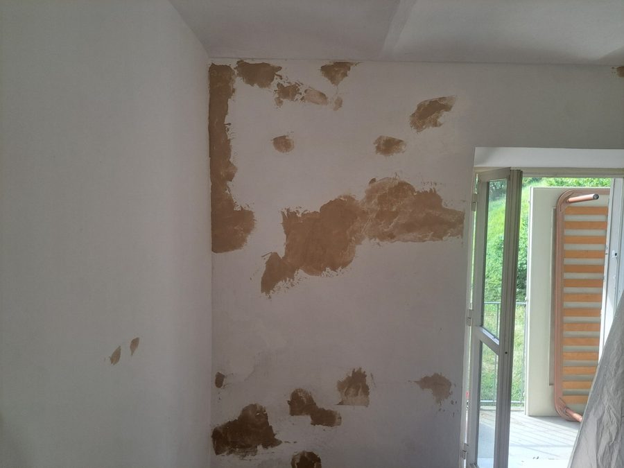 Parete stuccata prima della tinteggiatura, accanto alla portafinestra