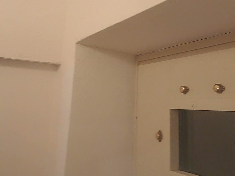 Pareti imbiancate accanto alla porta